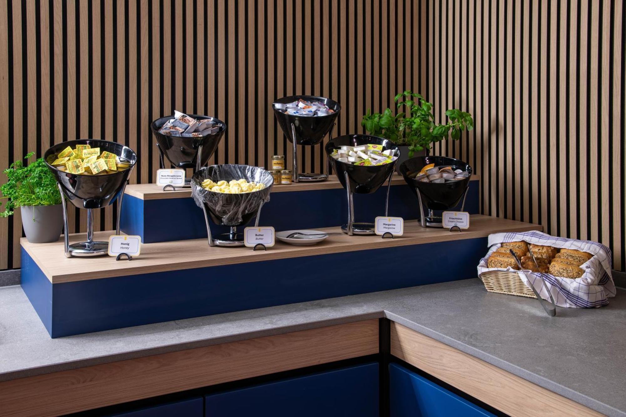 Отель Beevillage Messehotel Hannover 2*